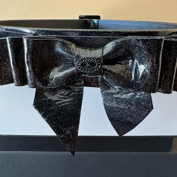 CHANEL Spring/Summer 2008 black Patent Glitter leather layered bow waist… - Picture 10 of 13